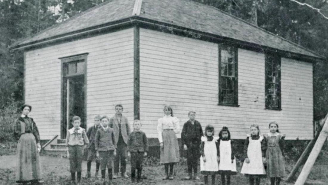 Anniedale School with a class out front