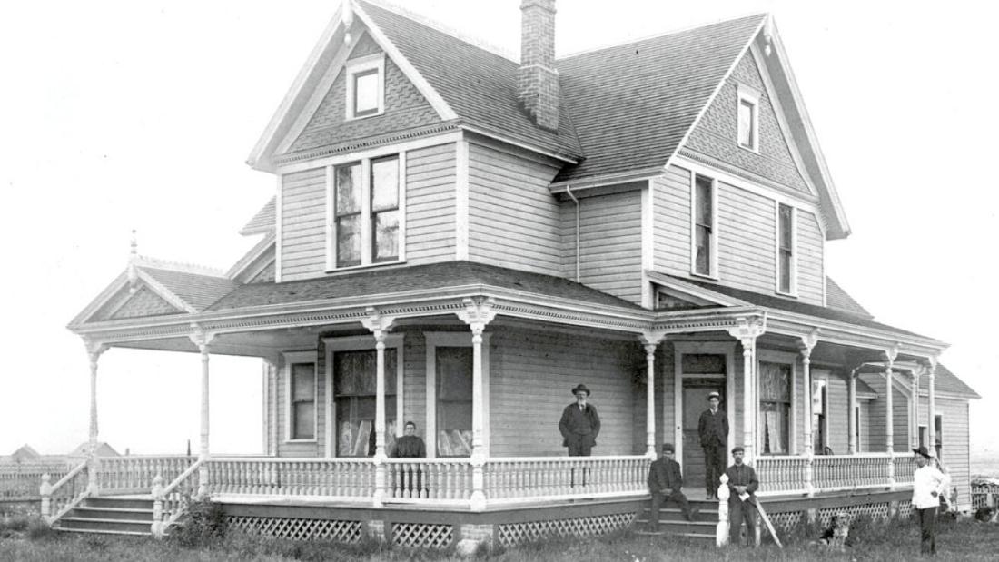 The farmhouse newly built in the early 1900s