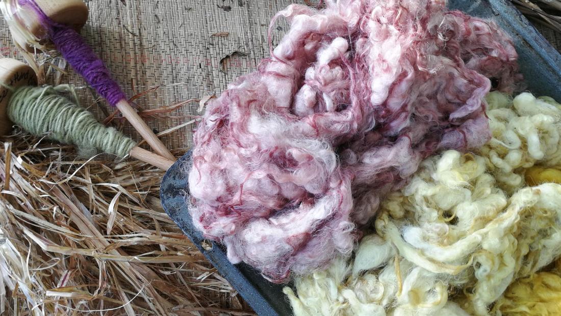 Fibres with pink and yellow dyes