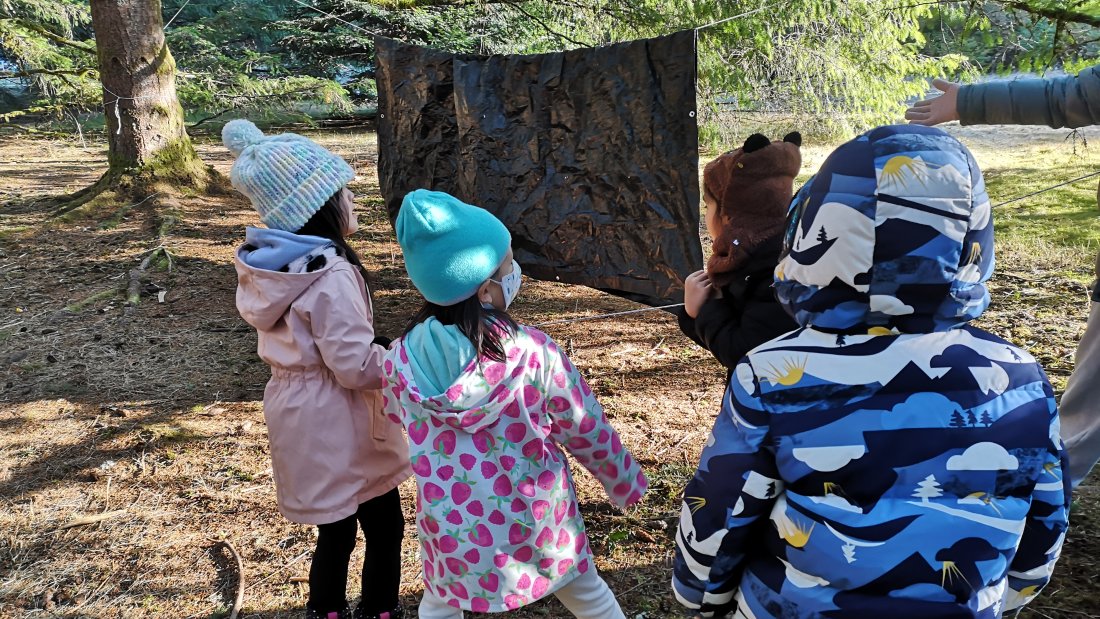 children making a shelter at a school field trip