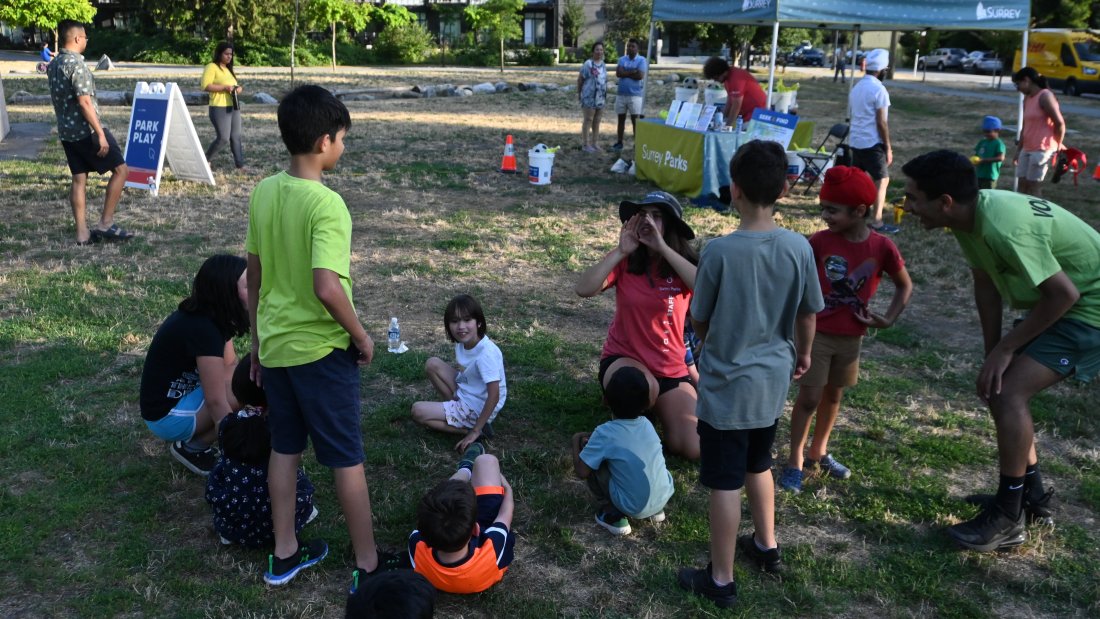 children play a group game