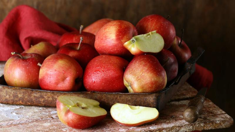 Apples on a platter