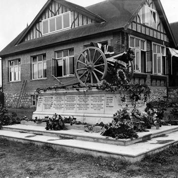 Photo of the 1912 Municipal Hall taken in the 1920s.